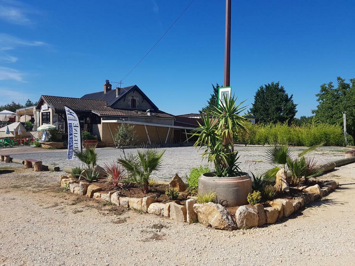 Camping Le Pigeonnier Saint-Crépin-et-Carlucet Екстериор снимка